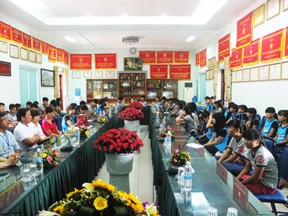 Đoàn đại biểu giáo viên, học sinh trường Phổ thông dân tộc nội trú huyện Chợ Đồn, tỉnh Bắc Kạn thăm trường CĐ Kinh tế-Tài chính Thái Nguyên và nghe tư vấn hướng nghiệp.